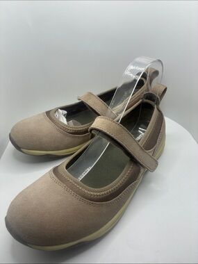 LANDS END WOMANS TAN MARY JANE STYLE SHOES / SIZE 6B SUEDE LEATHER/ STITCH DESIG
